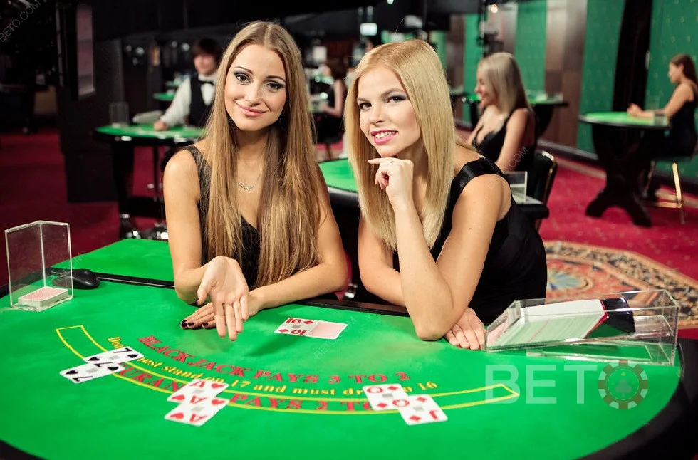 Tampilan meja kasino live dengan dealer dan area permainan
